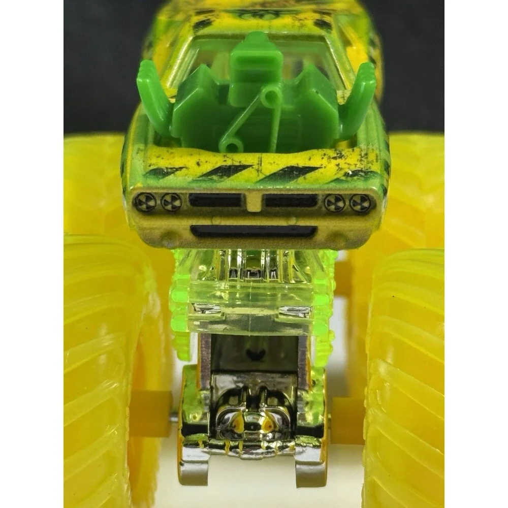 Hot Wheels Monster Trucks Rodger Dodger #60/75 Super Fueled Yellow Diecast 1:64